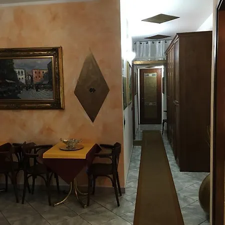 Royale Bed & Breakfast *